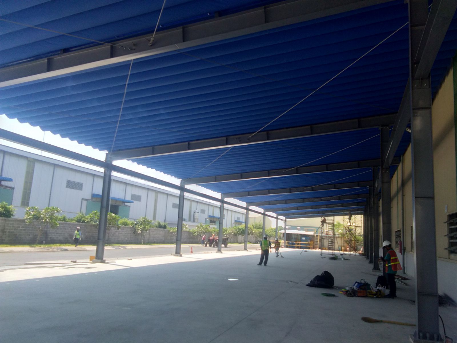 Lợi ích khi lựa chọn thi công mái hiên nhà xưởng 
